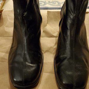 AEROSOLES WEDGE ANKLE BOOTS SIZE 6